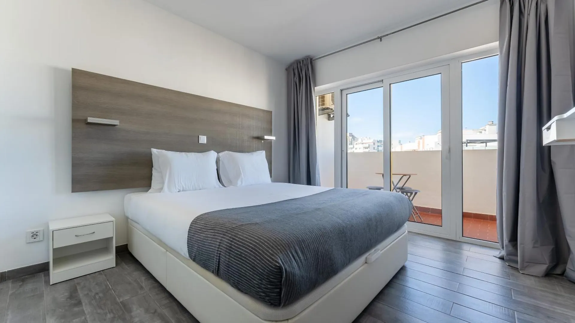 Red Velvet 1 Bdr Flat With Balcony By Lovelystay Portimao Apartment